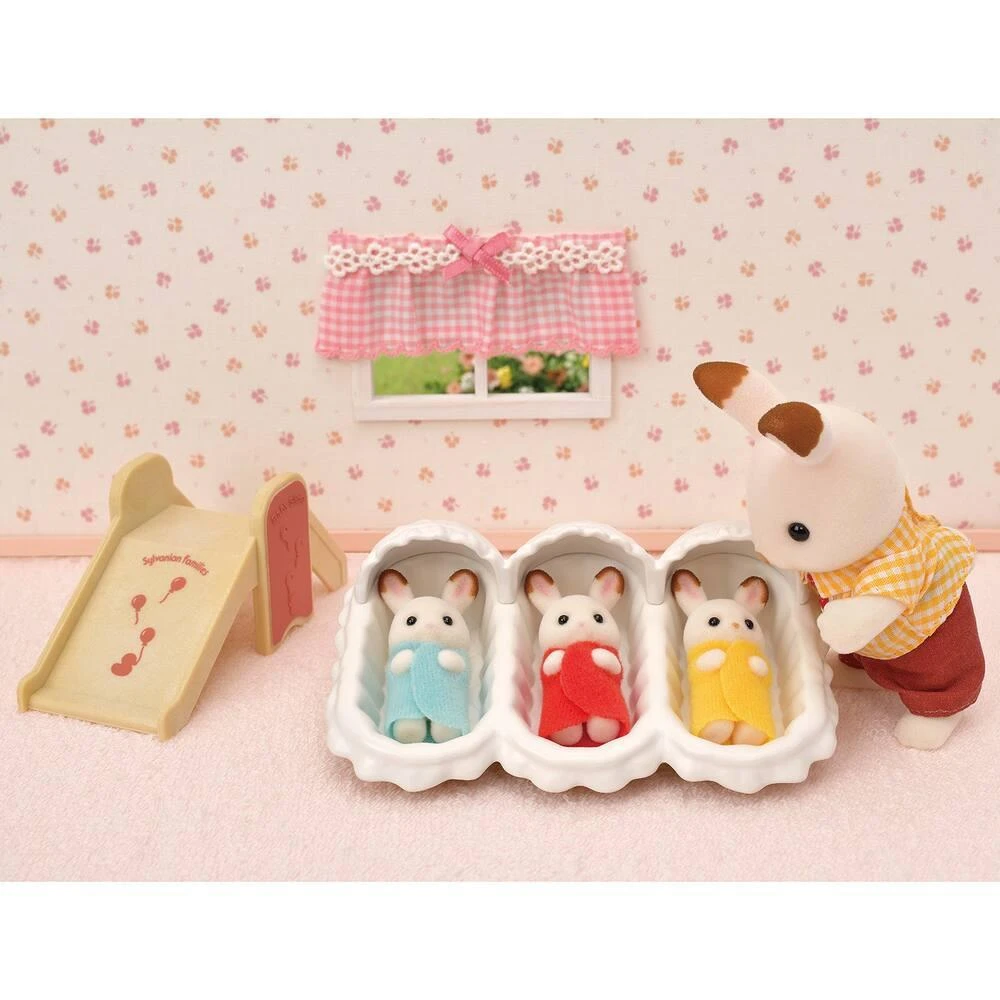 Sylvanian Families LES TRIPLES LAPIN CHOCOLAT ET ACCESSOIRES PUERICULTURE - SYLVANIAN TOUT POUR LES BEBES 5 Sylvanian Families LES TRIPLES LAPIN CHOCOLAT ET ACCESSOIRES PUERICULTURE - SYLVANIAN TOUT POUR LES BEBES – Image 5